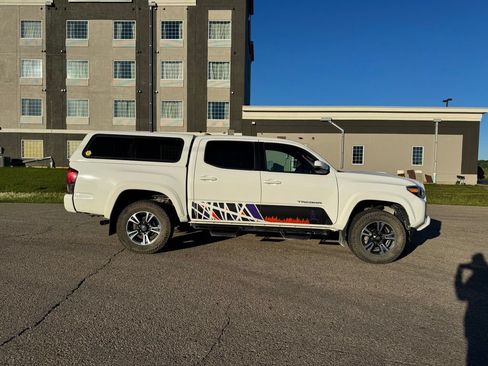 Used 2019 Toyota Tacoma TRD Sport AWD/4WD image 13