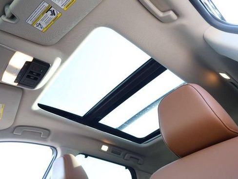 Certified 2025 Nissan Pathfinder Platinum FWD image 11