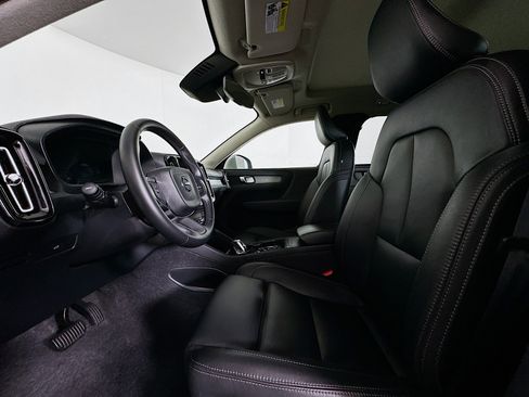 Used 2025 Volvo XC40 B5 Plus image 13