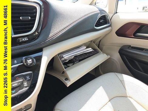 Used 2020 Chrysler Pacifica Limited FWD image 29