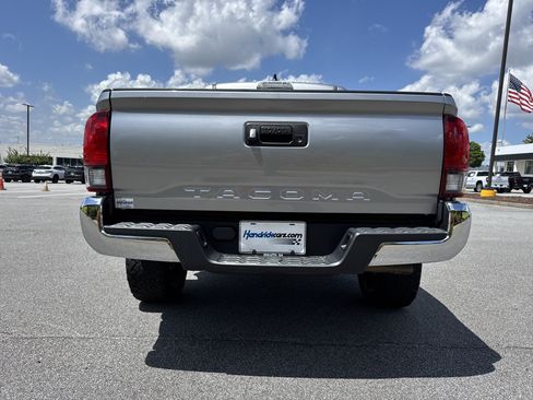 Used 2021 Toyota Tacoma SR5 w/ SR5 Appearance Package (SM) RWD image 9