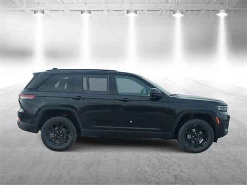 New 2025 Jeep Grand Cherokee Laredo image 9