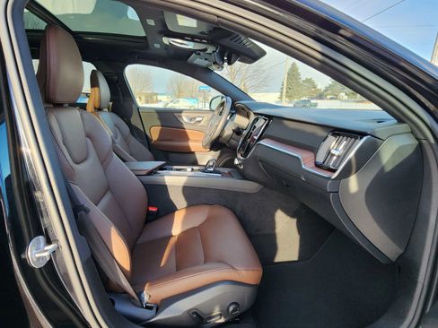 Used 2025 Volvo V60 B5 Cross Country Plus image 16