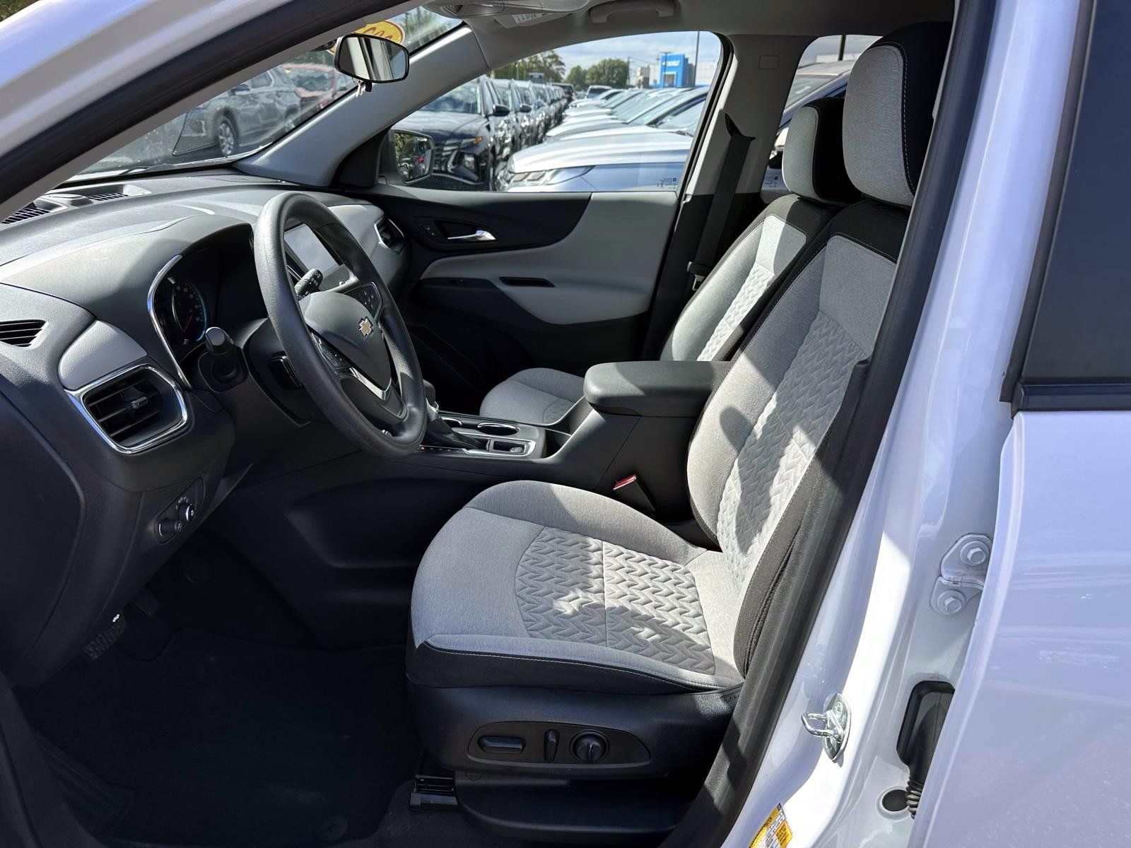 Used 2023 Chevrolet Equinox LS w/ LS Convenience Package AWD/4WD image 11
