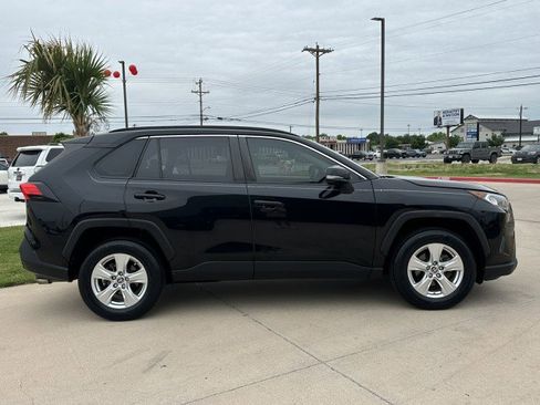 Used 2020 Toyota RAV4 XLE w/ Convenience Package FWD image 5