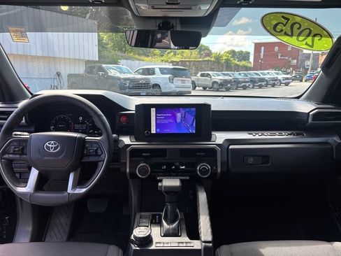 Used 2025 Toyota Tacoma TRD Off-Road AWD/4WD image 12