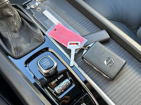 Used 2018 Volvo XC60 T5 Momentum w/ Convenience Package image 10