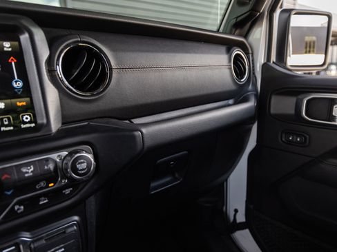 Used 2022 Jeep Wrangler Unlimited Sahara AWD/4WD image 28