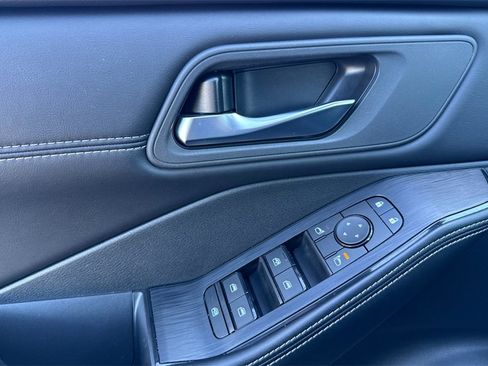 Used 2024 Nissan Rogue SV w/ SV Premium Package image 11