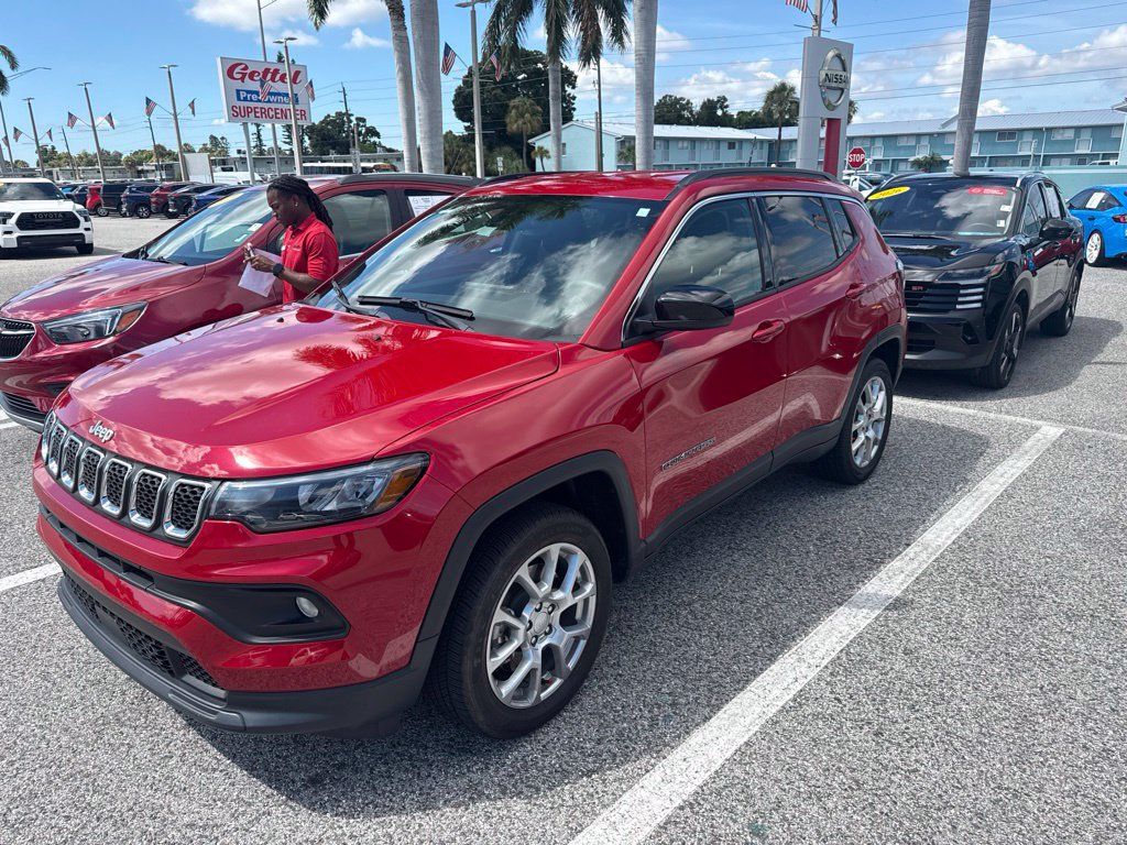 Used 2023 Jeep Compass Latitude AWD/4WD image 14