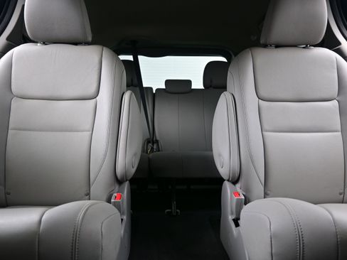 Used 2020 Toyota Sienna XLE w/ XLE Navigation Package AWD/4WD image 16