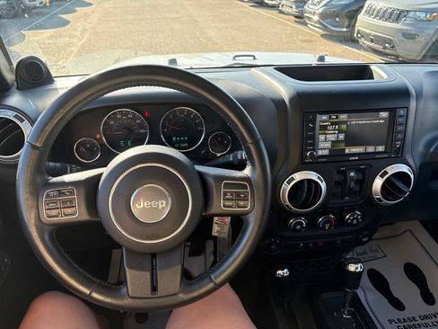 Used 2014 Jeep Wrangler Unlimited Rubicon w/ Connectivity Group AWD/4WD image 10