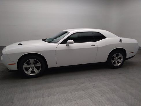Used 2016 Dodge Challenger SXT RWD image 2