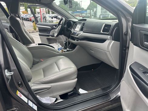 Used 2016 Toyota Highlander XLE AWD/4WD image 22