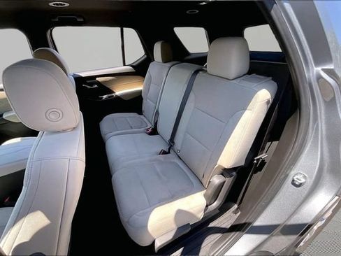 Used 2023 Chevrolet Traverse LS FWD image 16