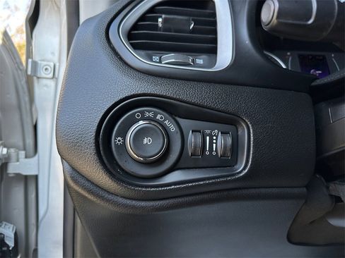 Used 2019 Jeep Renegade Latitude image 31