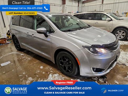 Used 2017 Chrysler Pacifica Touring Plus w/ Tire & Wheel Group FWD image 5