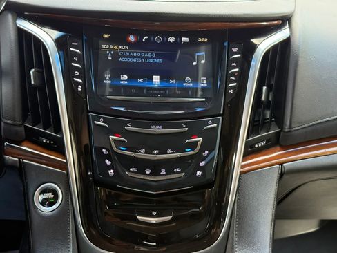 Used 2017 Cadillac Escalade Luxury RWD image 12