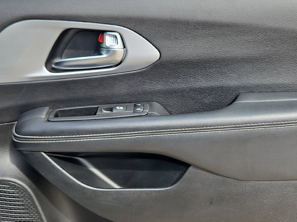 Used 2025 Chrysler Pacifica Limited FWD image 31
