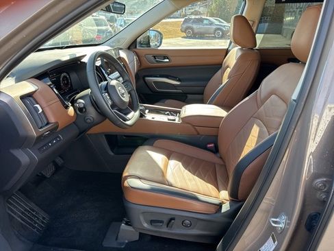 Used 2025 Nissan Pathfinder Platinum w/ Cargo Package image 10