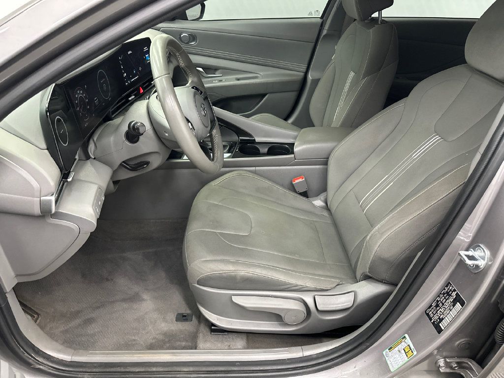 Used 2023 Hyundai Elantra SEL w/ Convenience Package FWD image 9