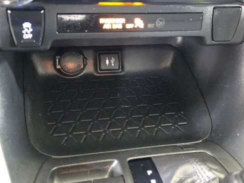 Used 2019 Toyota RAV4 XLE w/ Carpet Mat Package AWD/4WD image 28