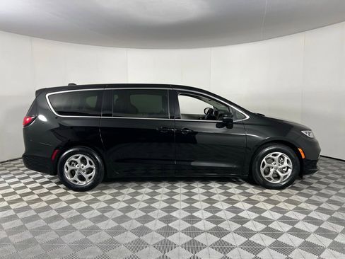 Used 2024 Chrysler Pacifica Limited image 3