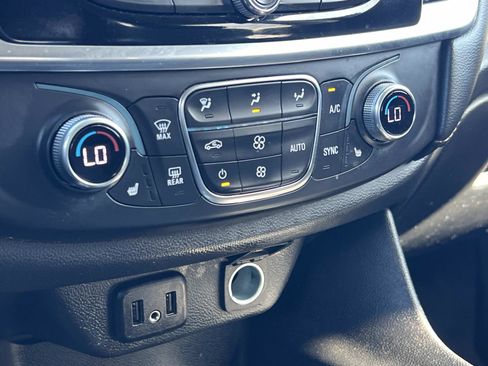 Used 2021 Chevrolet Traverse LT image 15