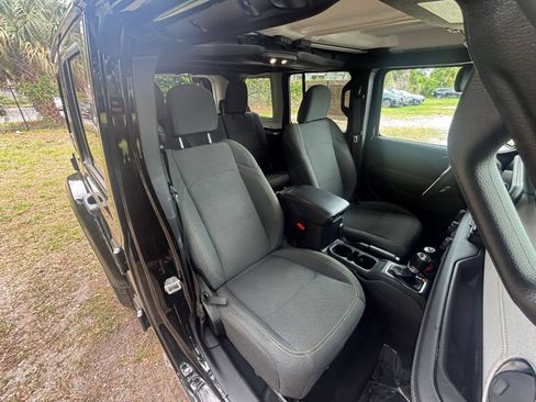 Used 2025 Jeep Wrangler Unlimited Sahara AWD/4WD image 37
