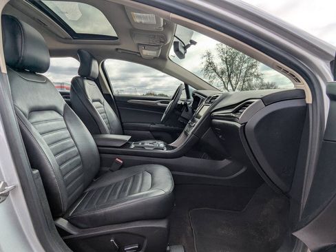 Used 2017 Ford Fusion SE w/ Fusion SE Technology Package AWD/4WD image 16