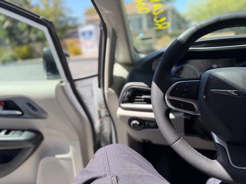 Used 2024 Chrysler Pacifica Touring-L FWD image 8
