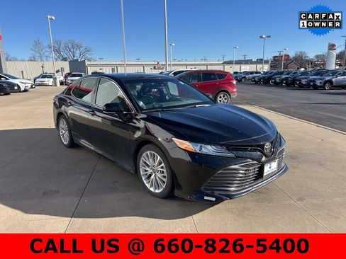 Used 2018 Toyota Camry XLE image 3