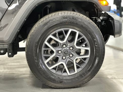 Used 2025 Jeep Wrangler Sahara image 28