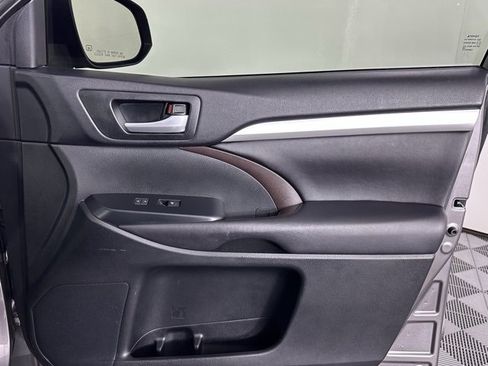 Used 2016 Toyota Highlander XLE image 31