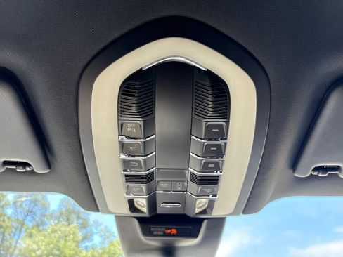 Used 2018 Porsche Macan AWD/4WD image 38