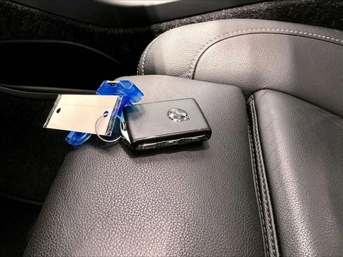 Used 2025 Volvo XC40 B5 Plus image 32