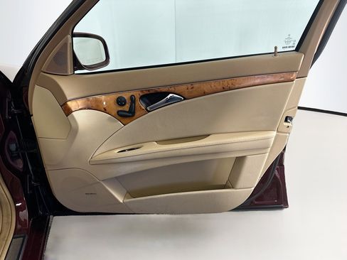 Used 2009 Mercedes-Benz E 350 Sedan image 31