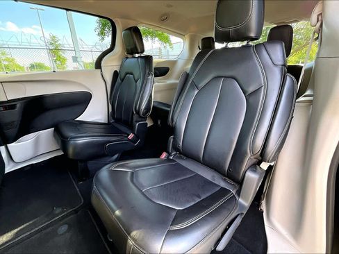 Used 2023 Chrysler Pacifica Touring-L FWD image 19