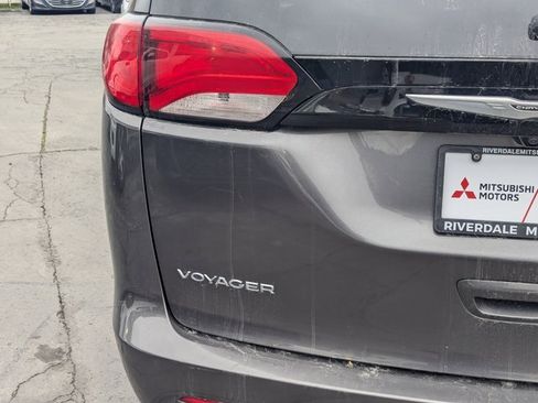 Used 2023 Chrysler Voyager LX image 4