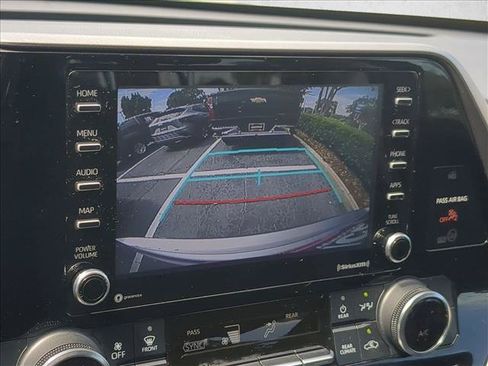 Used 2022 Toyota Highlander L FWD image 13