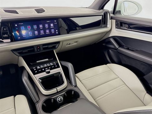 Certified 2024 Porsche Cayenne image 27