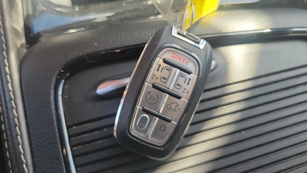 Used 2025 Chrysler Pacifica Limited FWD image 23
