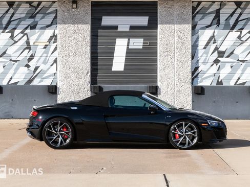 Used 2021 Audi R8 V10 w/ Premium Package image 18