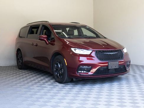 Used 2021 Chrysler Pacifica Limited w/ Uconnect Theater Family Group FWD image 6