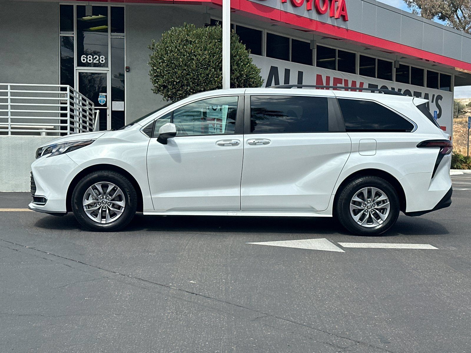 Used 2024 Toyota Sienna XLE FWD image 2