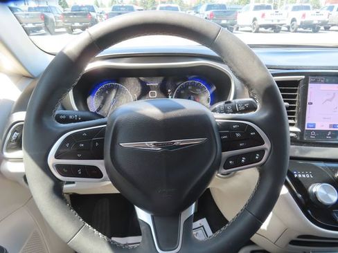 Used 2024 Chrysler Pacifica Touring-L FWD image 33