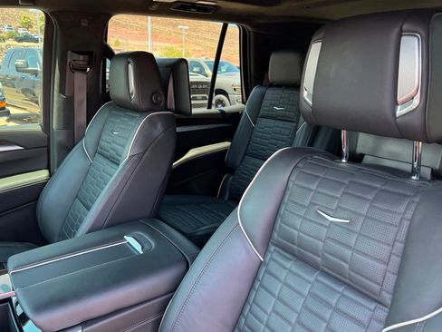 Used 2025 Cadillac Escalade Sport Platinum w/ LPO, ONYX Package AWD/4WD image 17