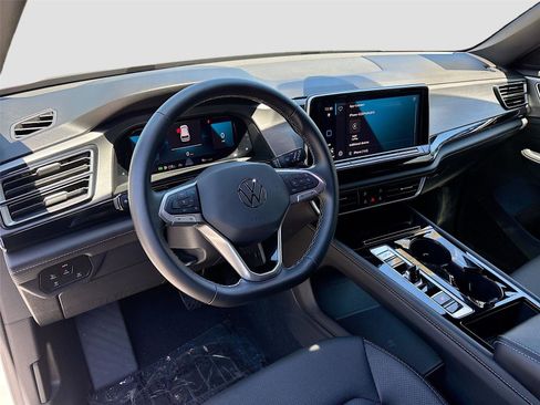 Used 2025 Volkswagen Atlas Cross Sport SE image 9