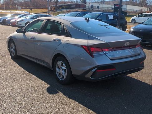 Used 2024 Hyundai Elantra SE image 5