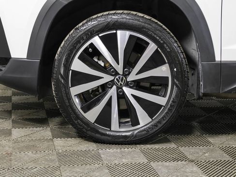 Used 2024 Volkswagen Taos SE w/ MDO Package FWD image 20